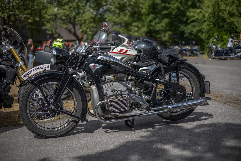 Die K 800 erschien 1933 und wurde bis 1938 produziert; neben den etwa 2600 Maschinen für verschiedene Nutzung wurden für das Heer 4962 Maschinen hergestellt.Die Maschine hatte einen Vierzylinder-Viertakt-Boxermotor mit 791 ccm, eine 6-Volt-Zündlichtanlage, Einscheiben-Trockenkupplung, ein Vierganggetriebe und Kardanantrieb. Ein Merkmal der K 800 wie auch anderer großer Modelle von Zündapp ist das von Richard Küchen konstruierte 4-Gang-Kettengetriebe. Es wurde rechts mit einem langen Hebel von Hand geschaltet (Kugelschaltung). zuendapp_k800_2496.jpg