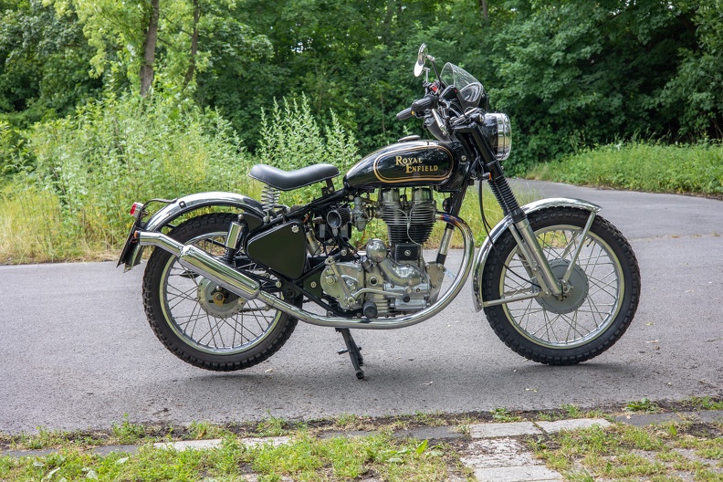 Royal Enfield Super Bullet mit Solositz und hochgezogener Auspuffanlage re_egli_bullet_2481.jpg