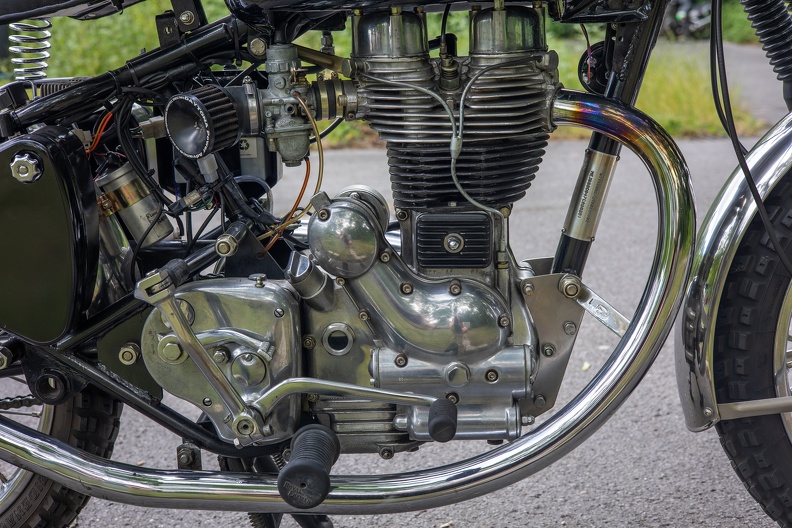 Ursprünglich hatte der Motor der Royal Enfield 500 ccm,der Super Bullet Motor aus Aluminium von Fritz Egli hat 624 ccm,einen Dellorto PHF34GS Vergaser mit Beschleunigerpumpe und offener Luftansaugung re_egli_bullet_2484.jpg