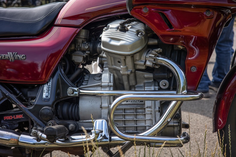 Die Honda Silver Wing GL500 wurde zwischen 1981 und 1983 gebaut.Der Flüssigkeitsgekühlte Zweizylinder 4 Taktmotor mit 50 PS ist im 80° Winkel verbaut und wird wegen seines Sounds auch Güllepumpe genannt honda_gl500_silverwing_motor_7253.jpg