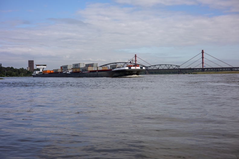 Bis auf wenige Ausnahmen werden Güter heute in Container transportiert,bei einem ungewöhnlichen Rheinpegel von 5 Metern im Juli werden die Ladekapazitäten voll genutzt containerschiff_7740.jpg