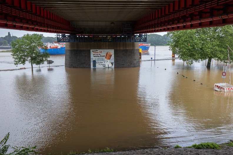 Hochwasser unter der Brücke