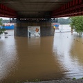 Hochwasser unter der Brücke