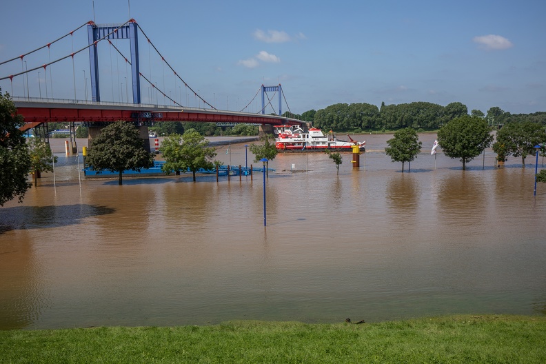 Noch ist die Durchfahrtshöhe für Binnenschiffe an der Friedrich-Ebert-Brücke ausreichend schubschiff_fr._ebert_bruecke_6534.jpg