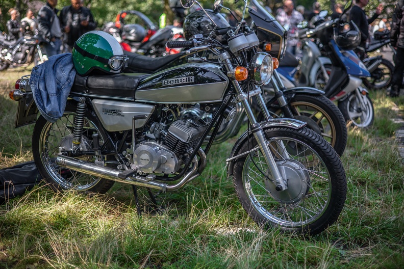 Die Benelli 125 2C wurde im September 1974 vorgestellt.Der lufgekühlte Zweizylinder Zweitaktmotor hat einen Hubraum von 123 ccm bei 12,8 PS Leistung.Dieses Exemplar der ersten Modellvariante ist am eckigen Benelli Schriftzug am Tank und den Ventildeckeln erkenntlich benelli_125_6680.jpg
