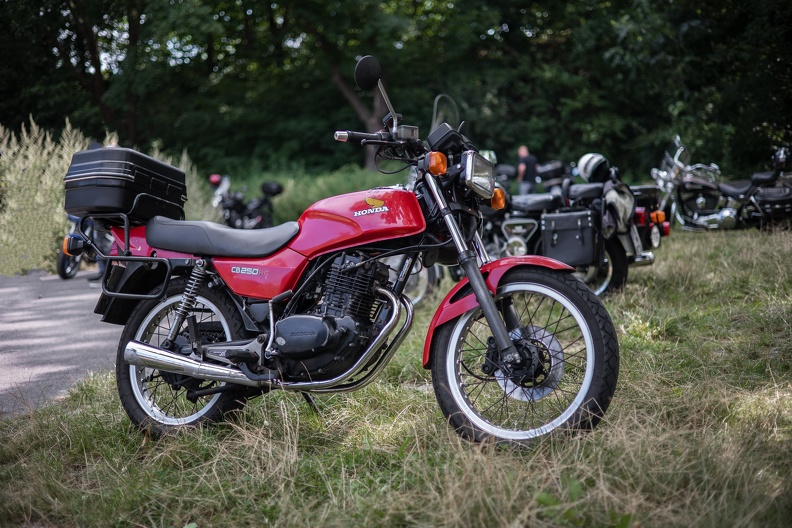 Die Honda CB 250RS wurde von 1981 bis 1984 gebaut.Der Einzylinder Viertaktmotor hat 245 cm³ bei 27 PS Leistung honda_cb250rs_6722.jpg