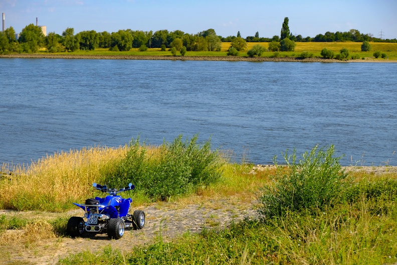 Ein Quad steht sonntagmorgens am Rheinufer neben dem Fähranleger. DSCF4870.JPG