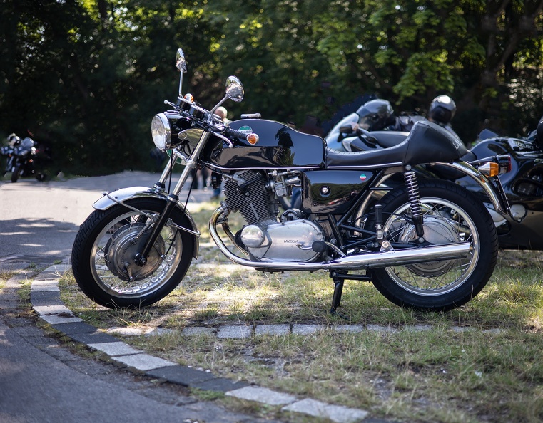 Die Laverda 750 wurde zwischen 1968 und 1977 in verschiedenen Modellvarianten gebaut. Ab 1971 wurde
der 750er eine selbst konstruierte Duplex-Trommelbremse im Vorderrad spendierte und im gleichen Atemzug die Modellbezeichnung in 750 SF ( Super-Freni = Superbremse) umbenannte. Der 60 PS starke Parallel-Twin brachte das gut 220 kg schwere Bike auf über 170 Sachen. laverda_750_2083.jpg