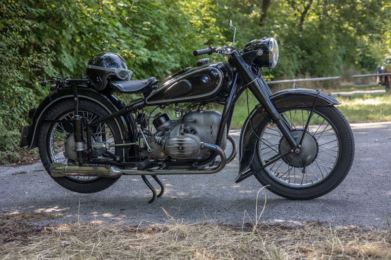 Die BMW R 51 ist ein Zweizylinder-Motorrad mit einem 500-cm³-Boxermotor und einer Leistung von 17 kW. Es wurde von 1938 bis 1941 gebaut. bmw_r51_2088.jpg
