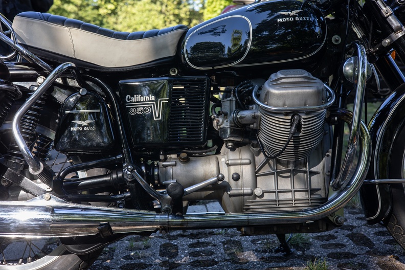 Typisch für Moto Guzzi ist der längs eingebaute luftgekühlte V2-Viertaktmotor mit 90° Zylinderwinkel guzzi_california_850v_2189.jpg