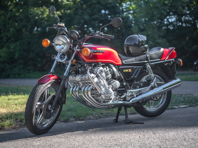 Die Honda CBX wurde von 1978 bis 1982 gebaut.Die Baubreite des Sechszylindermotors betrug 595 mm, und war damit nur geringfügig breiter als die von Vierzylindermotoren. Eine doppelte Eaton-Pumpe förderte das Öl durch den Motor und anschließend weiter in einen Ölkühler. honda_cbx_2166.jpg