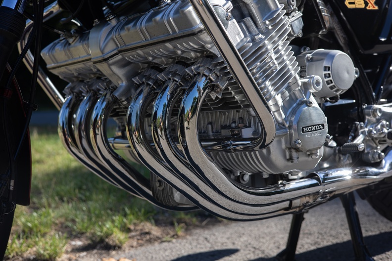 Quer eingebauter 6 Zylinder Motor der Honda CBX.Honda war im Rennen um das schnellste Serienmotorrad der Welt gegenüber anderen Herstellern wie Kawasaki (Z1300) oder Benelli (750 Sei) ins Hintertreffen geraten honda_cbx_2172.jpg