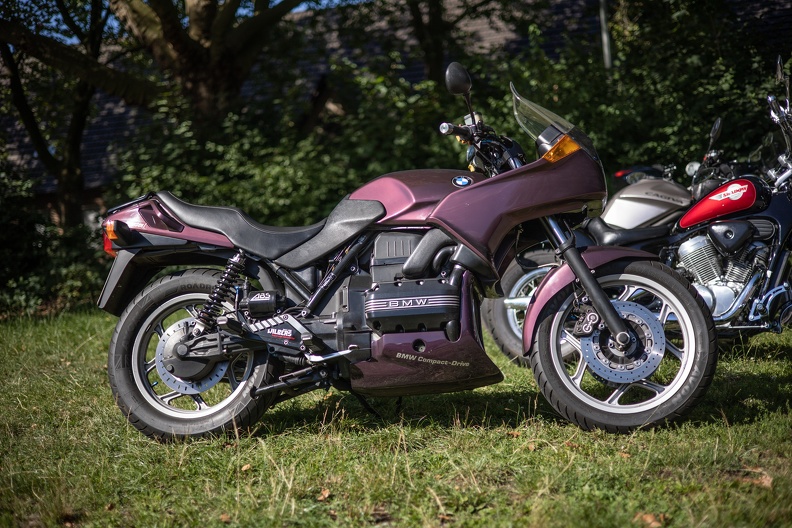 Die BMW K75 S wurde von Januar 1986 bis September 1996 gebaut.Der Wassergekühlte 740 cm³ Dreizylinder Reihen-Viertaktmotor ist längs liegend eingebaut und hat 75 PS.Bei diesem Exemplar ist zusätzlich ein ABS System und eine kleine Cockpitscheibe verbaut bmw_k75s_2203.jpg
