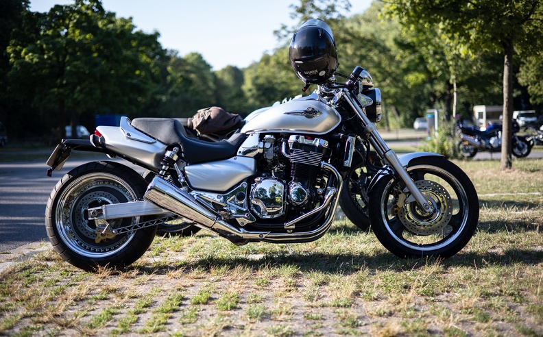 Die Honda X4 ist ein Motorrad des japanischen Fahrzeugherstellers Honda. Das Naked Bike wurde als Konkurrent der Yamaha Vmax entwickelt und ausschließlich auf dem japanischen Markt vertrieben. Honda Deutschland entschied sich nach einer Marktanalyse dazu, die X4 nicht nach Deutschland einzuführen, so dass erst der Grauimporteur ZTK-Könemann im Jahr 1997 die erste Honda X4 nach Deutschland holte. honda_x4_2208.jpg