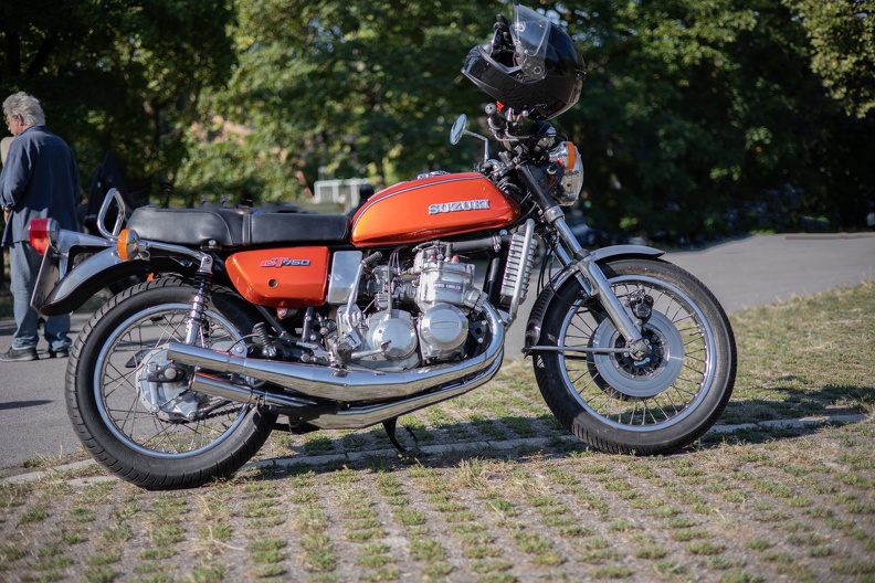 Die Suzuki GT 750 wurde von 1972 bis 1977 gebaut,sie wird auch Wasserbüffel genannt.Gut erhaltene Exemplare sind gesuchte Oldtimer Motorräder,diese hier ist Baujahr 1976 suzuki_gt750_2216.jpg