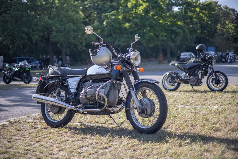 Die R 75/5 ist ein von BMW produziertes Motorrad mit einem luftgekühlten Zweizylinder-Viertakt-Boxermotor, das von 1969 bis 1973 hergestellt wurde. Es ist das Top-Modell der sogenannten „Strich-Fünf“-Baureihe, die aus den Modellen R 75/5 (750 cm³, 37 kW/50 PS), R 60/5 (600 cm³, 30 kW/40 PS) und der R 50/5 (500 cm³, 24 kW/32 PS) besteht. bmw_r75_5_2229.jpg