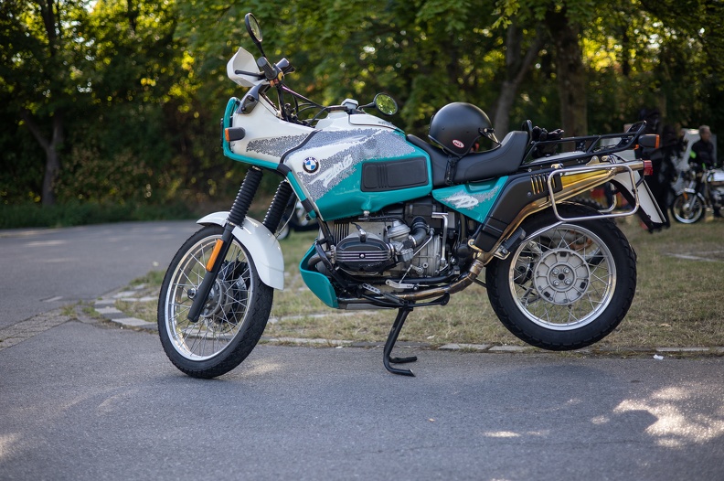 Als Sondermodell der R100 GS wurde ab 1989 die Ausführung „Paris-Dakar“ (Abkürzung: PD) angeboten. Diese unterschied sich von der Standardversion durch einen 35-Liter-Tank mit Staufach, eine rahmenfeste Verkleidung, einen Rechteckscheinwerfer, eine neue Instrumentenkonsole, einen vergrößerten Motorschutz, eine vordere Kotflügelverbreiterung sowie eine serienmäßige Einzelsitzbank, die wahlweise durch eine Doppelsitzbank ersetzt werden konnte. Mit dem Modelljahr 1991 bekam auch das Standardmodell eine ähnliche rahmenfeste Verkleidung mit Rechteckscheinwerfer in Verbindung mit weiteren Veränderungen. bmw_r100gs_pd_2230.jpg