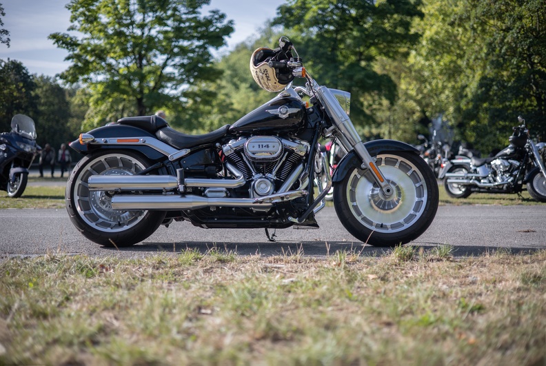 Mit dem Modelljahr 2017 führte Harley-Davidson in der Touring-Reihe eine neue Baureihe von Big-Twin-V2-Motoren mit zwei Hubraumgrößen und einem Zylinderwinkel von 45° ein. Im Gegensatz zu ihren Vorgängern haben diese Motoren Vierventil-Zylinderköpfe mit einer einzelnen Nockenwelle, die mit hydraulischem Ventilspielausgleich über Stoßstangen die Ventile betätigt, zwei Zündkerzen pro Zylinder sowie neue Ausgleichswellen und Klopfsensoren. Die Bezeichnung „Milwaukee-Eight“ rührt von der Gesamtzahl von nunmehr acht Ventilen her. Der 114-Kubikzoll-Motor (1.868 cm³) mit 163 Nm und 66 kW (90 PS) bei 5020/min hat außer der Luftkühlung eine Wasserkühlung im Bereich der Auslasskanäle hd_evolution_2232.jpg