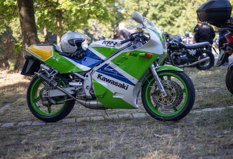 Die Kawasaki KR-1S hat einen Zweizylinder Zweitaktmotor mit 65 PS und wurde von 1984 bis 1992 gebaut kawasaki_kr1s_2259.jpg