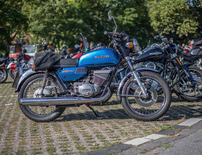 Die GT 250 wurde von 1973 bis 1982 gebaut.Eine Besonderheit der GT 250 war das RAM-Air System, es bestand aus einem zusätzlichen Kühlkörper über dem Zylinderkopf. Der Luftstrom wurde unter dem RAM-Air durch dessen konische Form zusätzlich beschleunigt, was zu höherer Kühlleistung führte. Dieses System wurde von Suzuki nur bis 1975 verwendet. suzuki_gt250_2244.jpg