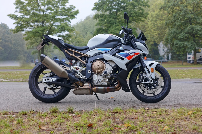Das naked Bike BMW S1000R hat 165 PS bei einem Gewicht von 205 kg ausreichend für eine Höchstgeschwindigkeit von 261 km/h bmw_rs1000_2286_DxO.jpg