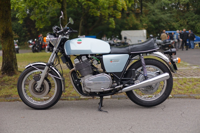 Diese Laverda 1000 ist Baujahr 1976,bei seiner Markteinführung im Jahre 1973 war sie das hubraumgrößte Sportmotorrad Italiens.Sie wurde von 1972 bis 1987 gebaut,der luftgekühlte Viertaktmotor Dreizylinder-Reihenmotor hat 78 PS,ausreichend für eine Höchstgeschwindigkeit von 220 km/h IMG_2291_laverda_1000_DxO.jpg