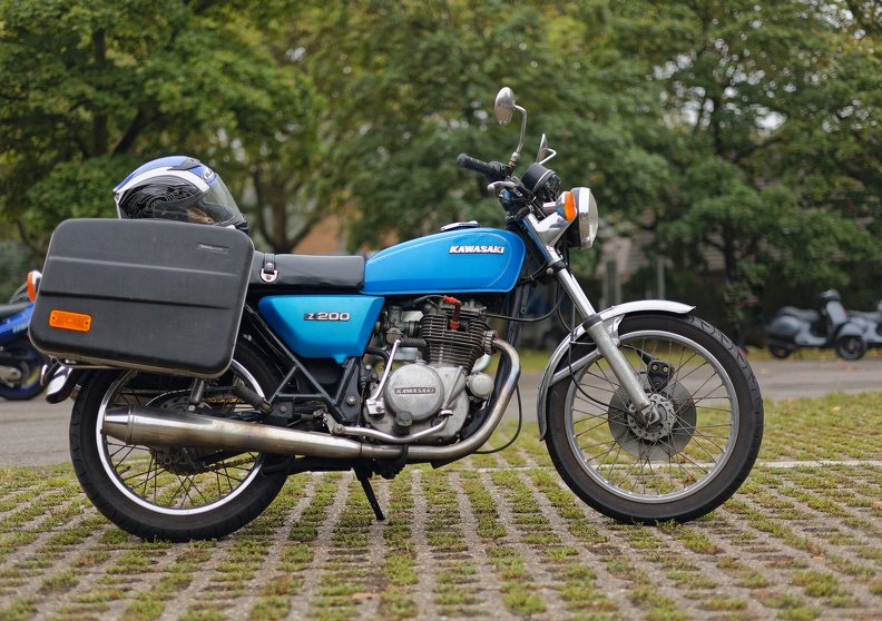 Die Kawasaki Z 200 ist ein Einzylinder-Viertakt-Motorrad des japanischen Herstellers Kawasaki. Sie wurde im Herbst 1976 auf der IFMA vorgestellt und von 1977 bis 1983 gebaut. Sie kostete 2.998 DM IMG_2295_kawasaki_z200_DxO.jpg